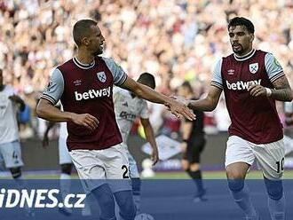 ONLINE: Arsenal s Liverpoolem vykročily vítězně. Za West Ham hrají oba Češi