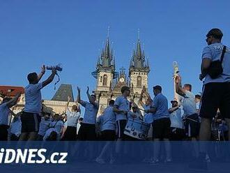 Staromák, pivo a chorály. Stovky fanoušků Malmö zamířily na Letnou