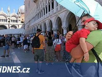 V Benátkách vše při starém. Ani vstupné davy turistů nezkrotilo