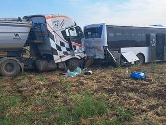 Dvaja ľudia sú po zrážke kamióna a autobusu v Turni vážnejšie zranení