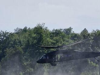 Lesný požiar nad Pohorelou sa nedarí uhasiť, do akcie nasadili aj dva armádne vrtuľníky Black Hawk s bambi vakmi