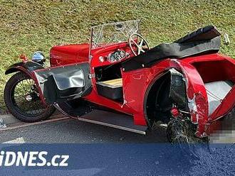 Na D4 boural veterán, druhé auto skončilo na střeše. Jedna žena zemřela