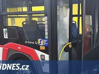 Muž nechtěl dát v autobusu psovi náhubek, po vykázání rozbil sklo ve dveřích