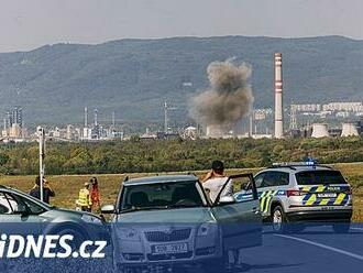 Oblak kouře a tlaková vlna. V chemičce Záluží odpálili válečnou pumu