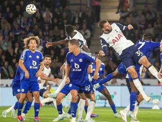 Leicester sa vrátil medzi anglickú futbalovú elitu remízou. Bod s Tottenhamom zachránil Vardy