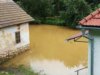 V niektorých okresoch východného Slovenska hrozia v stredu povodne