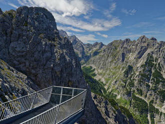 Horolezec prišiel o život po páde na vrchu Alpspitze. Muž padal viac než sto metrov v skalnatom teréne