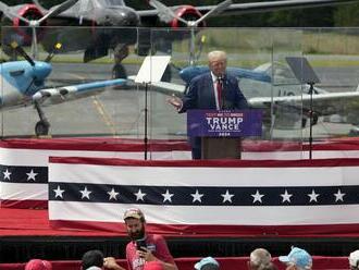 Trump mal prvý míting pod holým nebom od atentátu. Vydesil svoju ochranku, Harrisovú nazval súdružkou