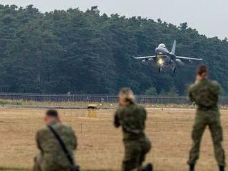 Stíhačka F-16 so slovenským pilotom uskutočnila 1. oficiálny let nad Slovenskom