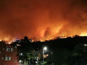 Situácia pri chorvátskom Tučepi je stále vážna, stovkám hasičom sa však podarilo skrotiť požiar