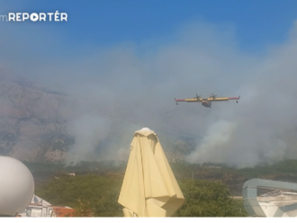 VIDEO: Dovolenkári sa kúpali v mori a nad ich hlavami zápasili lietadlá s požiarom. Pozrite si zábery priamo z hasiacej akcie v Chorvátsku