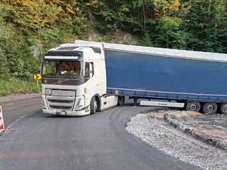 Druhý rok platí stopka pre kamióny. Ďalší však zablokoval horský priechod Vernár