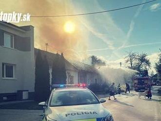 Rodinný dom zachvátil požiar! Polícia usmerňuje premávku