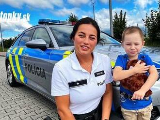 Policajní medvedíkovia majú potešiť najmä deti v nepríjemnej situácii