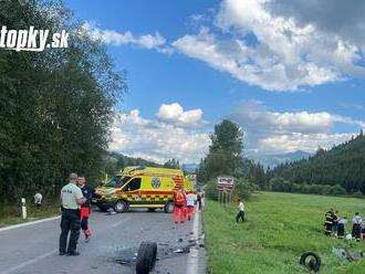 AKTUÁLNE Vážna nehoda pri Tvrdošíne: Pri čelnej zrážke sa zranilo 5 ľudí, na mieste zasahoval vrtuľník