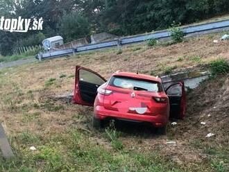 Ranná dopravná nehoda na D2: Auto skončilo mimo cesty! Dvaja ľudia utrpeli zranenia