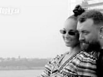 Sam Smith oslavuje 10. výročie debutu. S Aliciou Keys nahrali intímny duet I'm Not the Only One