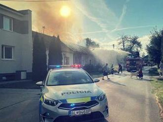 Rodinný dom pri Pezinku zachvátili plamene: Na mieste zasahujú všetky záchranné zložky