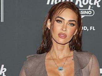 Úsporný outfit Megan Fox: Čo to tam sexici vykúka? Kráska opäť stavila na odvahu!