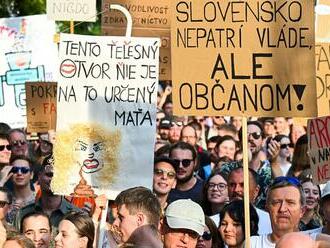 Tisíce ľudí protestovali proti krokom vlády: FOTO z námestia! Pozrite sa, ako to tam vyzeralo