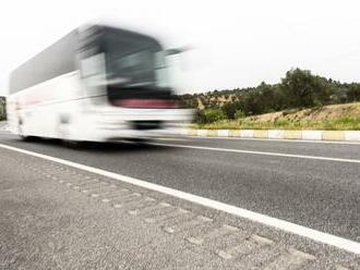 Vážna nehoda: Autobus plný pútnikov sa ZRÚTIL z diaľnice! Zahynulo niekoľko ľudí