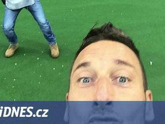 Vyšpulené rty pod Curva Sud. Tottiho selfie při derby pobláznilo fotbal