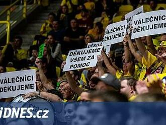 Na parkovišti bláto, palubovka drží. Opavští basketbalisté se po povodních vrátili domů