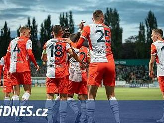 Sparta prohrála, Slavia má před derby náskok. Padlo devět červených karet