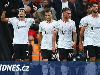 Liverpool dal v derby tři góly United. Chelsea s bodem, Newcastle spasil Isak