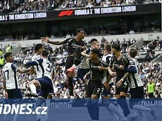 ONLINE: Arsenal gólem z rohu vyhrál na Tottenhamu, do akce jde Newcastle