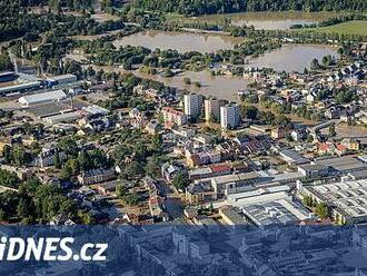 Opavští basketbalisté se místo tréninku brodí bahnem. Start ligy nestihnou