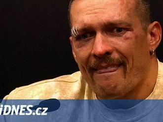 Boxer Usyk skončil na letišti v Krakově v poutech. Prý šlo o nedorozumění