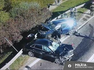 V Petržalke sa zrazili dve autá a cyklisti, zomrel 23-ročný muž