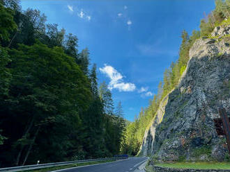 Na horskom priechode Vernár sa zasekol kamión, úsek je neprejazdný