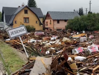 Povodeň v Jeseníku strhla domy, oblasť je úplne nedostupná. Apokalypsa, všetko je zničené, uviedla starostka