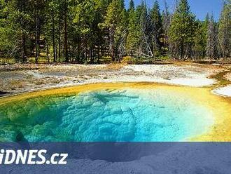 Kdysi blankytně modré, dnes žluté. Termální jezírko v Yellowstonu zničili turisté