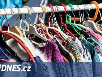 Kalifornie chce řešit odpad z rychlé módy. Nový zákon má nařizovat recyklaci