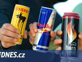 Poslanci chtějí omezit prodej energetických nápojů dětem, výrobci jsou proti