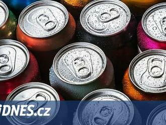 Daň na slazené nápoje obezitu lidí nesníží, tvrdí nová studie