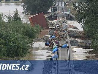 Jen na kolejích stovky milionů. Železničáři začínají sčítat škody