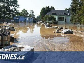 Kofole se vrací sudy. Povodňová vlna jich odnesla na dvanáct tisíc