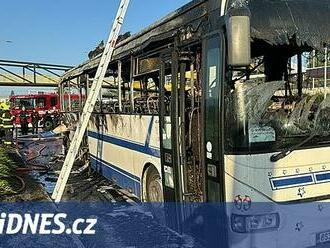 Poblíž Černého mostu shořel autobus, požár omezil dopravu směrem z centra