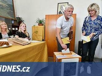 Prezidentský pár přišel na volby pěšky, první dáma přinesla komisi bábovku