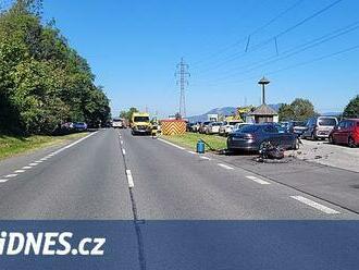 Motorkář nepřežil srážku s osobním autem. Svědci pomáhali marně