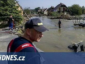 Spokojenost s hasiči a meteorology, menší už s vládou, říká průzkum o povodních