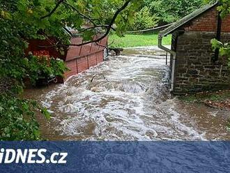 Povodně zdecimovaly pstruží farmu na Opavsku, ryby uplavaly asi až do Polska