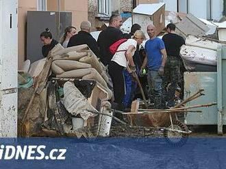 Nekonečný boj s odpadem. Lidé se brodí v haldách věcí, jež zničila povodeň