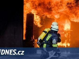 Essen zasáhly požáry. Podezřelý najel dodávkou do obchodů, policie ho zadržela