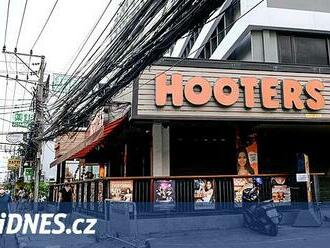 Restaurace Hooters bojují s problémy. Firma ruší pobočky a najala si experty