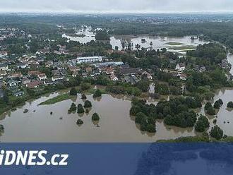 V Polsku se snaží odvrátit zatopení Nisy, v Rakousku záplavy narušily kampaň